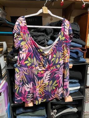 #312a size 3 torrid supersoft off shoulder like new Tropical Print Top